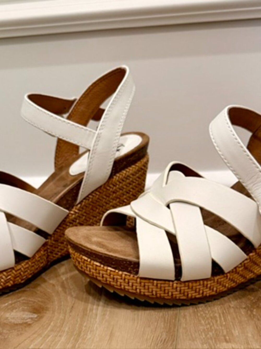 Sofft Carlana Women's Wedge Sandal in white leather. - Picture 2 of 6